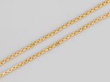 un collier à chaîne en or avec un pendentif en forme de cœur