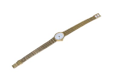 gros plan d'une montre-bracelet sur fond blanc