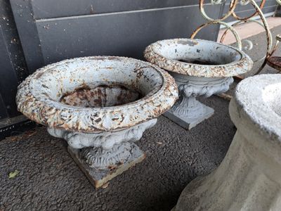 deux urnes en ciment placées l'une à côté de l'autre sur le trottoir