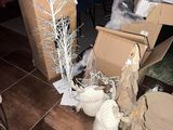 une pile de boîtes posées sur le sol