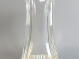 un vase en verre posé sur une table