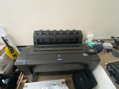 une imprimante posée sur un bureau dans une pièce