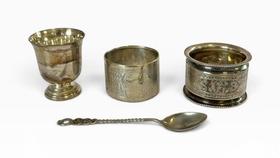 trois tasses et cuillères en argent posées les unes à côté des autres