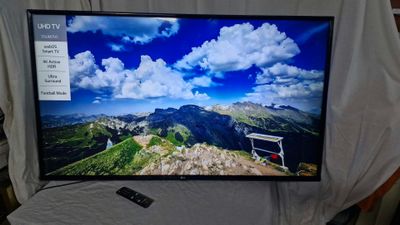 une photo d'un écran de télévision sur lequel on voit une vue de montagne