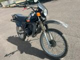 une moto garée sur le parking