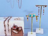 plusieurs types de bijoux différents exposés sur une table