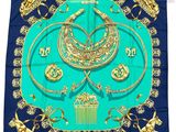 une écharpe bleue et dorée ornée de bijoux dorés