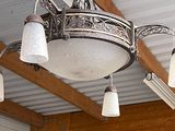 une lampe suspendue au plafond de la pièce