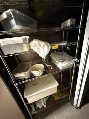 une étagère métallique contenant beaucoup de nourriture