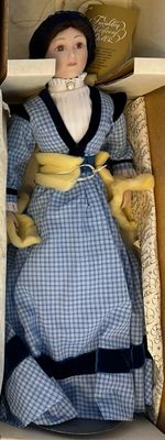 une poupée posée dans une boîte par terre