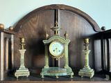 une étagère en bois sur laquelle est posée une horloge
