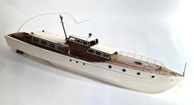 Grand bateau radio-téléguidé en bois peint blanc.