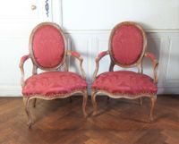 PAIRE DE FAUTEUILS en bois naturel mouluré et sculpté à doss…