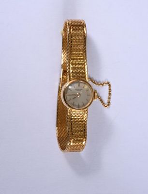 l'image d'une montre-bracelet en or entourée d'une chaîne