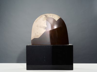 une sculpture posée sur une table