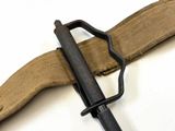 un gros plan d'une ceinture à laquelle est fixée une arme à feu