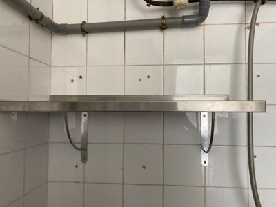une salle de bains équipée d'un lavabo et d'une douche