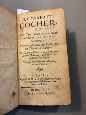 un vieux livre écrit posé sur une table