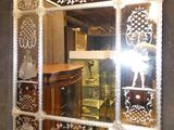 un grand miroir accroché au mur d'une pièce