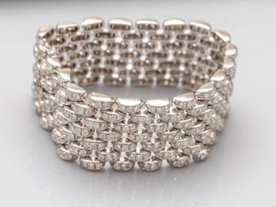 gros plan d'un bracelet en diamant sur une surface blanche
