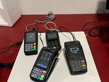 quatre téléphones portables posés sur une boîte blanche