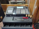une caisse enregistreuse posée sur un comptoir
