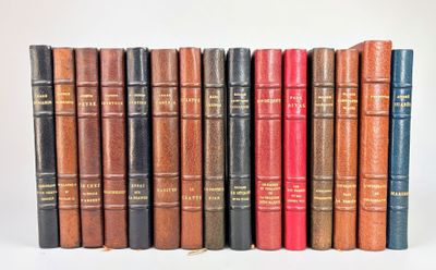 plusieurs vieux livres sont alignés sur une surface blanche