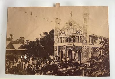une vieille photo d'une église avec une foule de gens