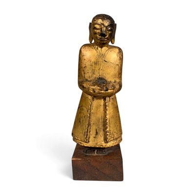 statue représentant une femme tenant un panier de fleurs, posée sur un socle en bois