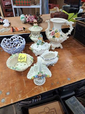 de nombreux types de vases et de bols sur la table
