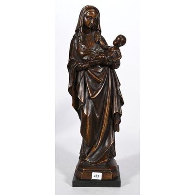 une statue en bronze d'une femme tenant un enfant dans ses bras
