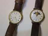 deux montres assises l'une à côté de l'autre sur une table