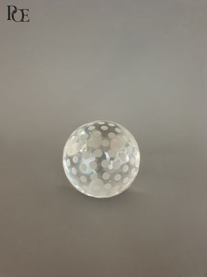 une image représentant une boule en verre transparent posée sur une table