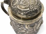 une théière ancienne en argent avec son couvercle, sur fond blanc