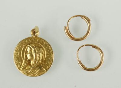 deux bagues en or et une pièce d'or sur laquelle est représenté le visage d'une femme