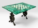une image représentant une table sur laquelle est posé un échiquier