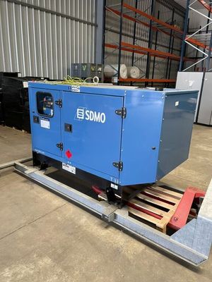 une machine bleue posée sur une palette dans un entrepôt