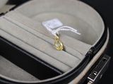 une bague dans un écrin, sertie d'une pierre jaune