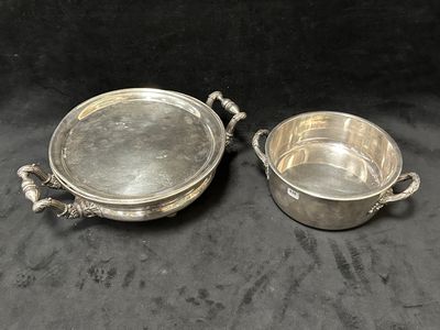 une paire de plats argentés munis d'anses et de poignées