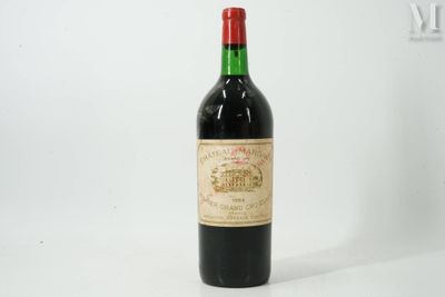 une bouteille de vin posée sur une table