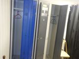 une douche bleue dans un coin d'une petite pièce