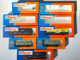 six boîtes de petits trains empilées les unes sur les autres