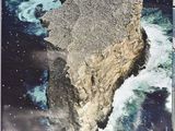 un magazine sur lequel figure la photo d'un rocher au milieu de l'océan