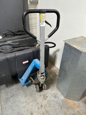 une photo d'un cariste dans un garage