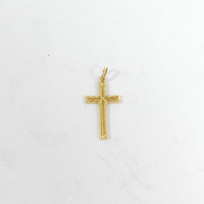 pendentif en forme de croix en or sur fond blanc