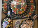 une boîte remplie d'objets divers et un tableau
