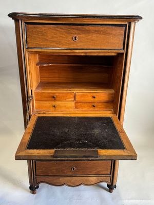 un vieux bureau en bois avec un plateau en marbre noir et des tiroirs