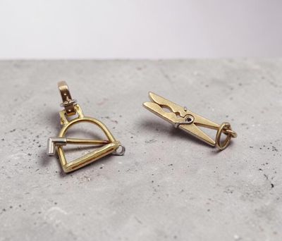 une paire de boucles d'oreilles en or ornées d'un petit triangle et d'un petit triangle
