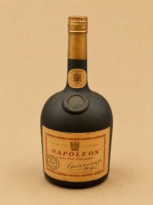 une bouteille de vin posée sur une table