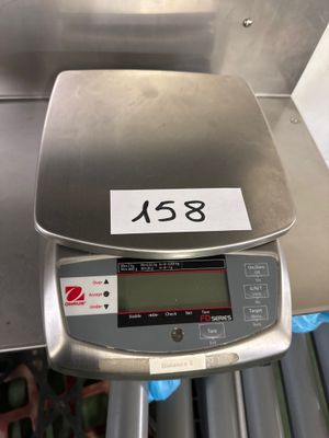 une balance avec un chiffre dessus, dans une cuisine